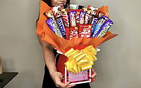 Букет з цукерок мікс батончиків KitKat, Твікс, Мілка, Снікерс, Баунті, Марс з лисиівкою помаранчевий