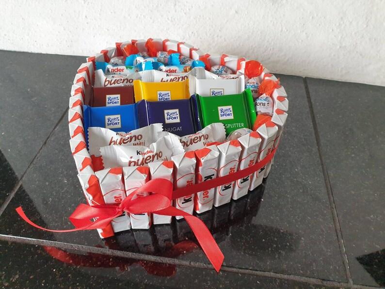 Серце з цукерок подарунок на День Валентина Ritter Sport і Кіндер червоне