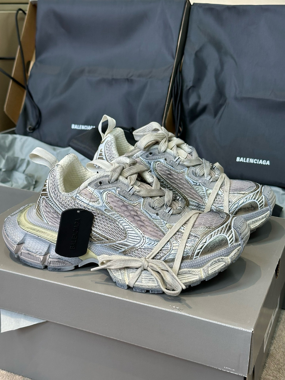 Жіночі сірі білі із золотим кросівками Balenciaga 3XL mesh Lace-Up з логотипом Баленсіага зі шнурками