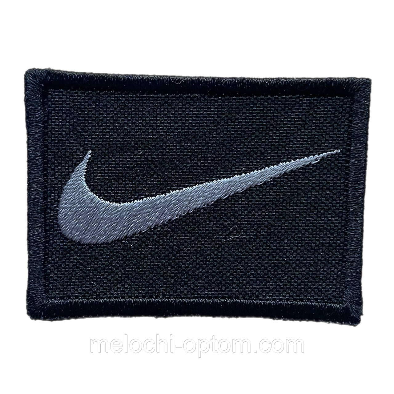 Шеврон на одяг "NIKE" Найк пришивна нашивка сіра на чорному тлі 3,5*5см