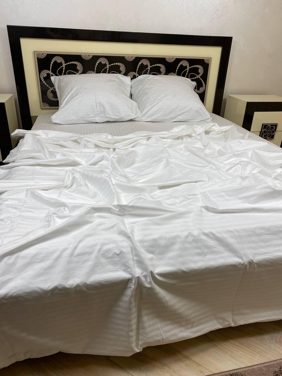 Однотонна постільна білизна біла страйп сатин євро