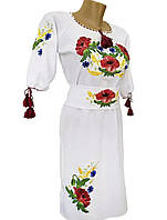 Українське жіноче плаття з вишиванкою.