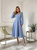 Голубое женское утонченное нарядное приталенное платье из костюмной ткани длины миди
