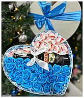 Подарочный бокс в виде сердца с ликером и сладостями. Голубые розы из мыла. Подарок жене на 8 марта.