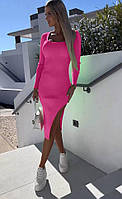 Женское облегающее малиновое платье миди в рубчик с разрезом