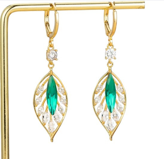 Сережки жіночі під золото листок із зеленим каменем і безліччю білих фіанітів, фото 1