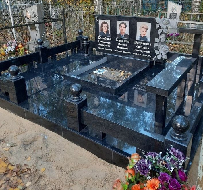 Ексклюзивний сімейний пам'ятник на трьох осіб