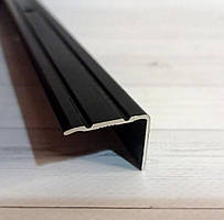 Сходовий кутовий поріжок 24*18 УЛ 121 Чорний фарб. 2,7 м