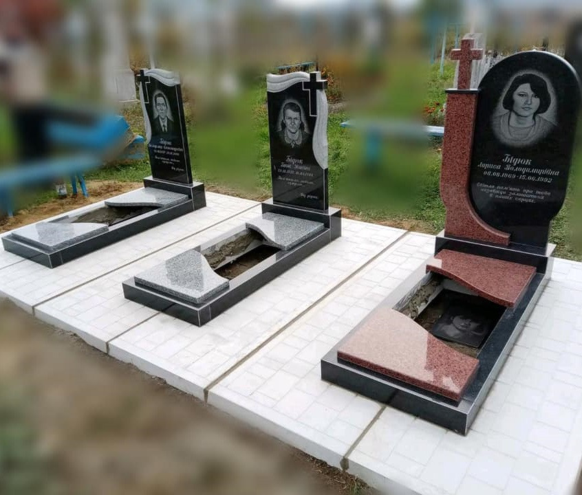 Бюджетний пам'ятник меморі на трьох осіб