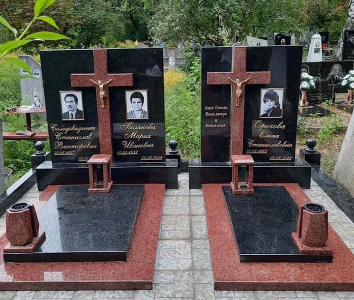Сімейний пам'ятник на трьох осіб із червоного граніту