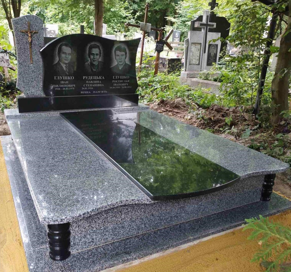 Сімейний пам'ятник на трьох осіб із сірого каменю