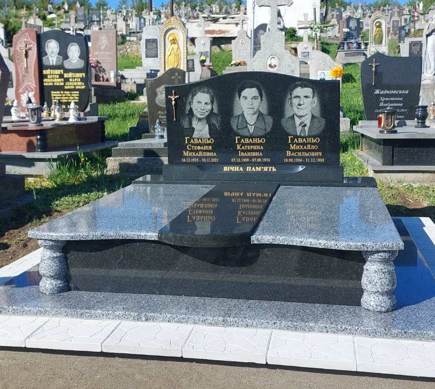 Пам'ятник на трьох осіб із сірого каменю