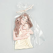 Шоколадна фігурка Мама з немовлям 2д, фото 4