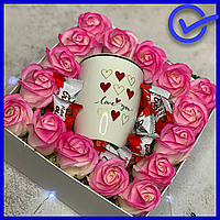 Недорогой подарочный набор девушке на 14 февраля с мыльными розами и кружкой, подарочный набор с конфетами