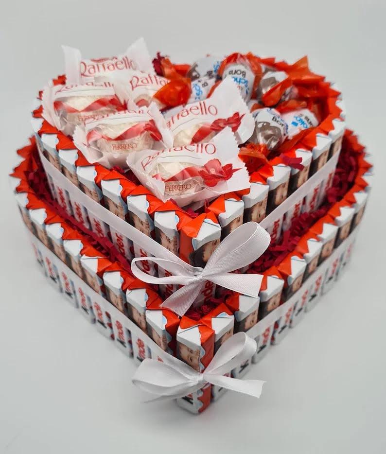 Торт серце з цукерок подарунок на День Валентина Kinder Кіндер і Рафаелло червоне