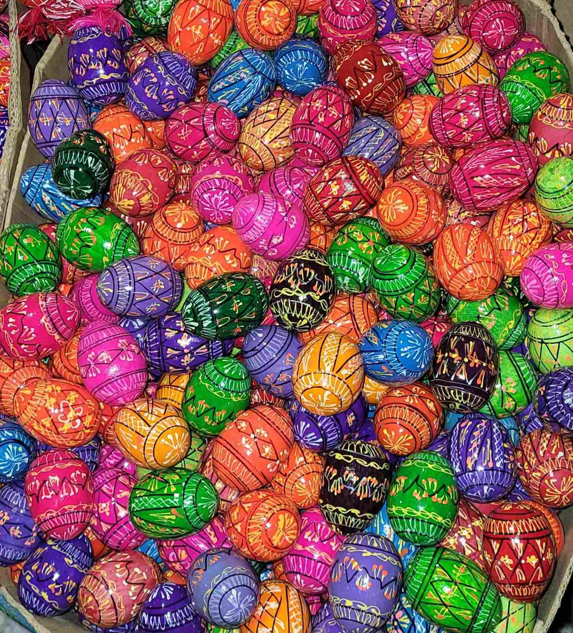 Красиві дерев'яні великодні яйця різні кольори