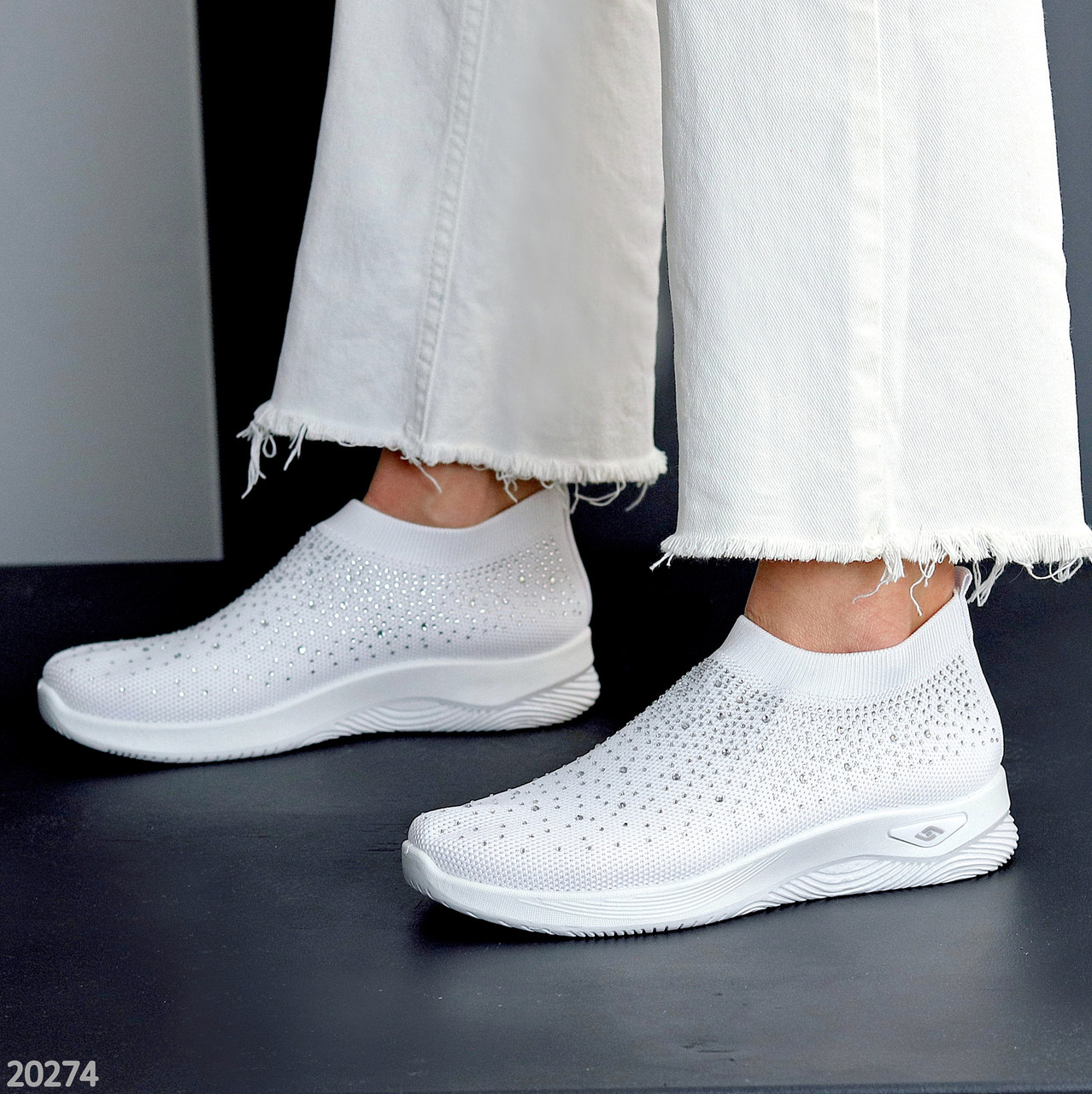 Білі легкі жіночі текстильні кросівки в стразах колір на вибір доступна ціна взуття жіноче