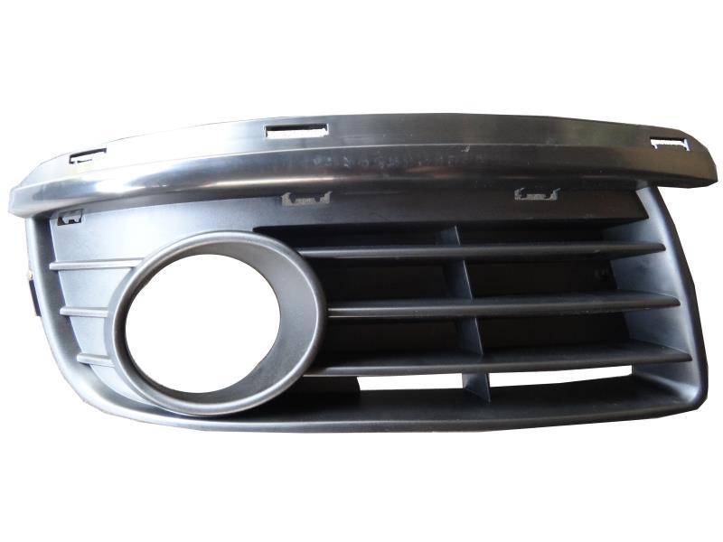 Решітка бампера центральна VW Golf V 07-09 з хром. молдингом (LKQ) 1K0853677C, фото 1