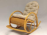 Крісло-гойдалка плетене з натурального ротанга медового кольору для дому та тераси, фото 2