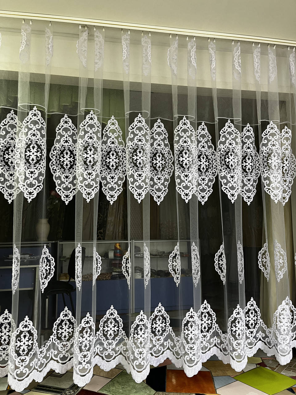 Класична біла тюль у зал. Багата тюль