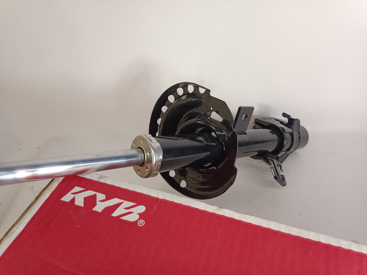 Амортизатор Nissan Note передній правий. Каяба, фото 1