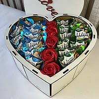 Подарочный бокс в деревянной коробке в форме сердца с мыльными розами и конфетами на день матери