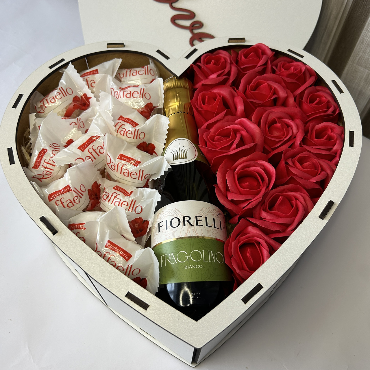 Подарунковий бокс в дерев'яній коробці у формі серця з мильними трояндами, шампанським та цукерками на день матері