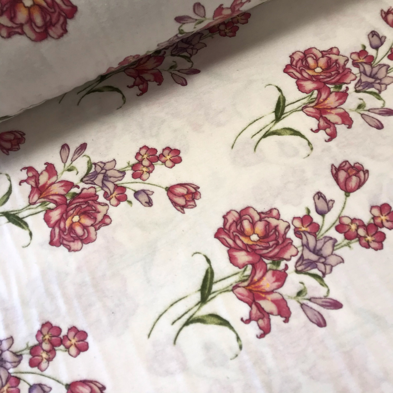 ОТРЕЗ (0,7 * 2,4 м) Фланелева тканина рожево-бузковий букет на зелених гілочках на білому (шир. 2,4 м ) (FL-FR-01, фото 1