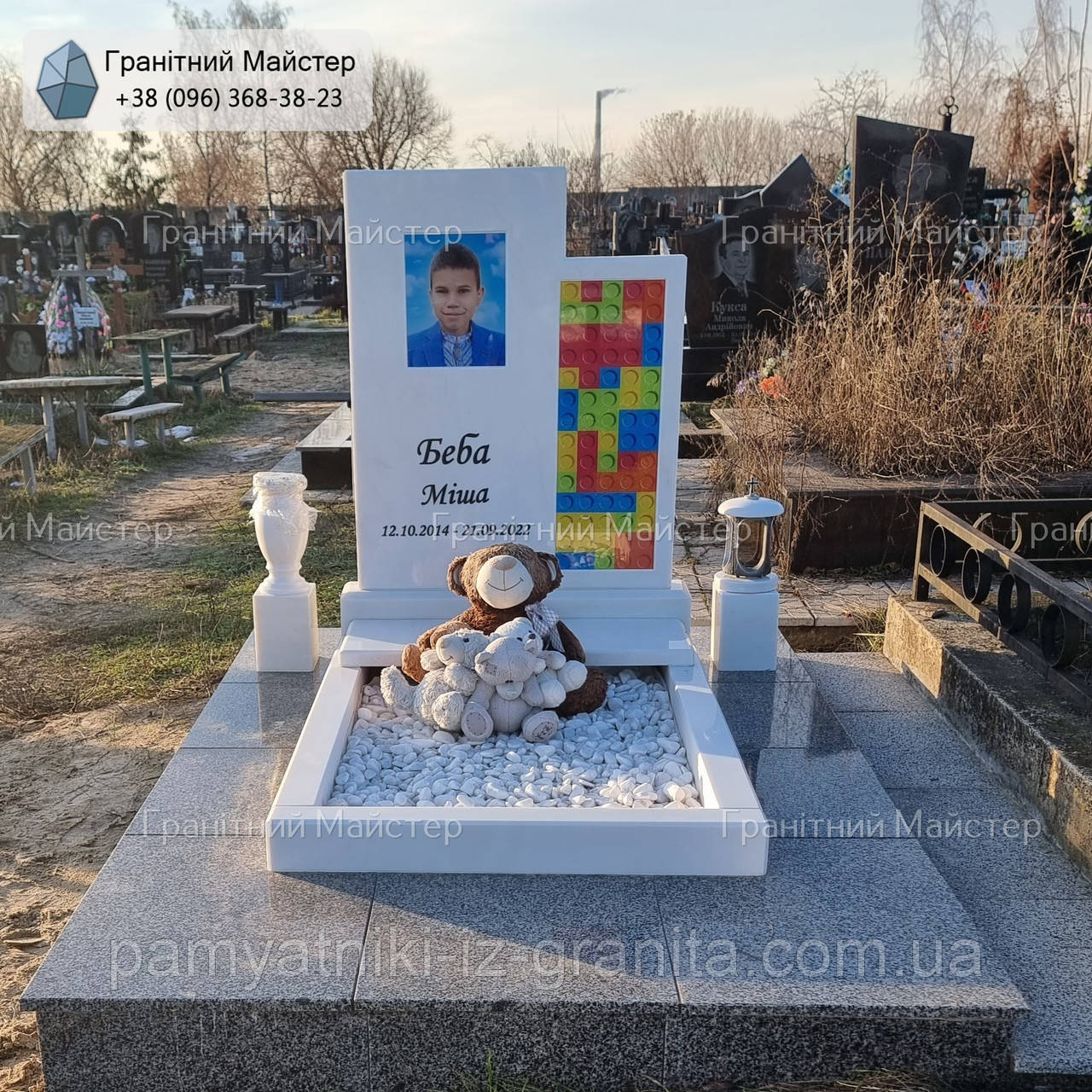 Сучасний дитячий пам'ятник з білого мармуру "Лего" П-171