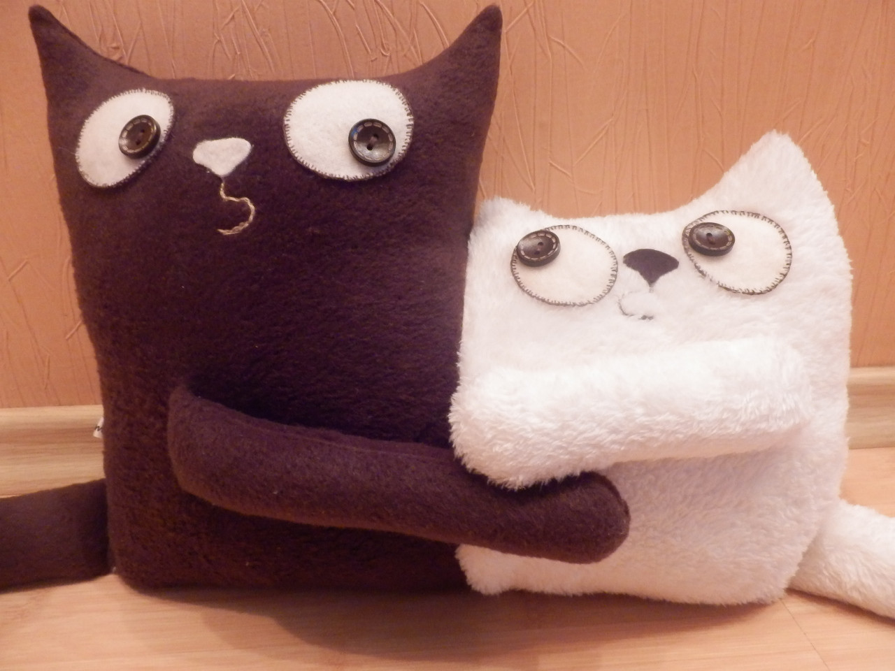 Авторська інтер'єрна подушка "Парочка" (молочно-шоколадна), фото 1