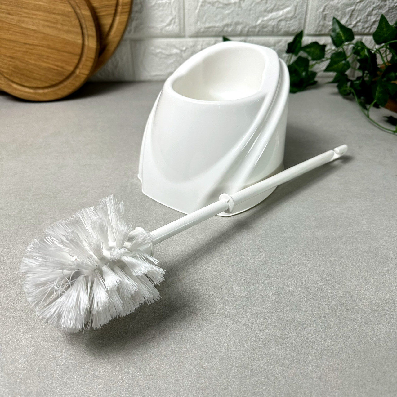 Білий пластиковий йорж для унітазу на підставці, хвиля "ФАЛА"