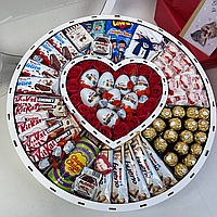 Подарочный бокс со сладостями Мега круг с сердцем внутри Kinder Ferrero для девушки, жены, мамы, дочки