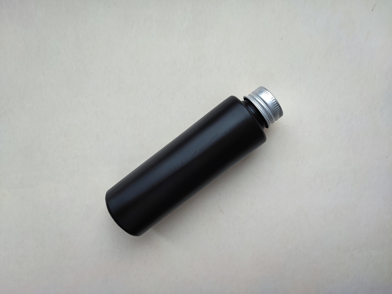 100мл/24мм Циліндр чорний Поліетилен HDPE з кришкою сріблястою металевою алюмінієвою 24/410, флакон пластиковий, пластмасовий