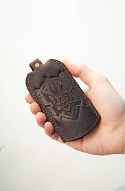 Чохол для ключів шкіряний темно-коричневий з орнаментом Тризуб Герб України | Ключниця шкіряна