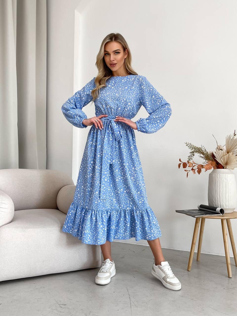 Блакитна жіноча романтична сукня міді на кожен день із софту в квітковий принт із воланом