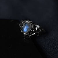 Серебряное кольцо с ярким лунным камнем в винтажном стиле