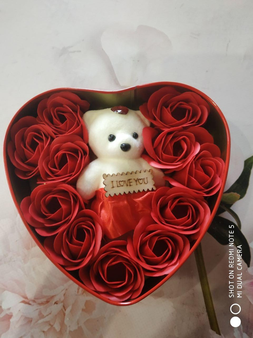 Подарунок улюбленого  набір коробка у формі серця з мильними квітками 11 троянд 1 ведмедик