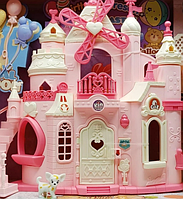 Двоповерховий ігровий дитячий будиночок "Білий Кролик 6689" з меблями аксесуарами та флоксовими фігурками.