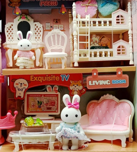 Двоповерховий ігровий дитячий будиночок "Білий Кролик 6689" з меблями аксесуарами та флоксовими фігурками. - фото 2 - id-p2097258318