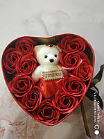 Подарок девушке набор коробка в форме сердца с мыльными цветками 11 роз 1 мишка .Хит!