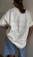 Белая женская базовая футболка из кулира в стиле оверсайз с надписью на спине из стразов