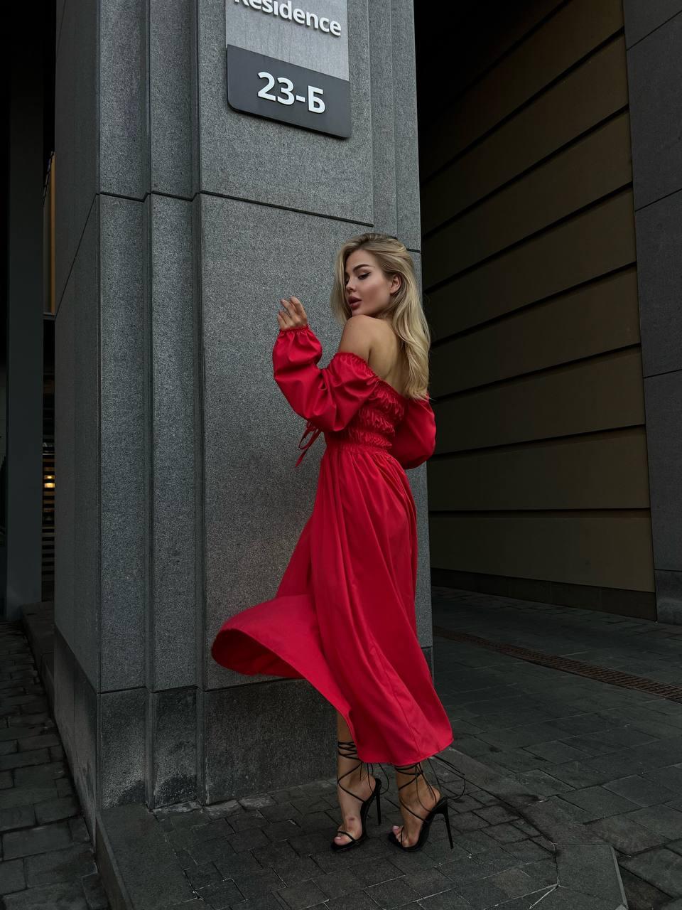 Красивое красное женское удлиненное платье из софта с длинным рукавом, в груди на резинке - фото 3 - id-p1876683565