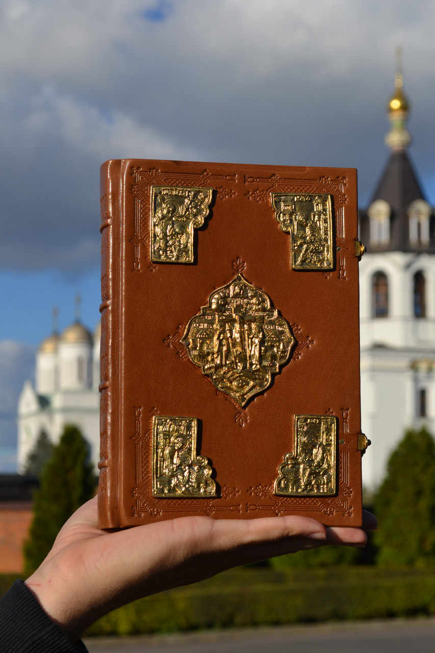 Євангеліє з латунними накладками. Розміри 21*15 см