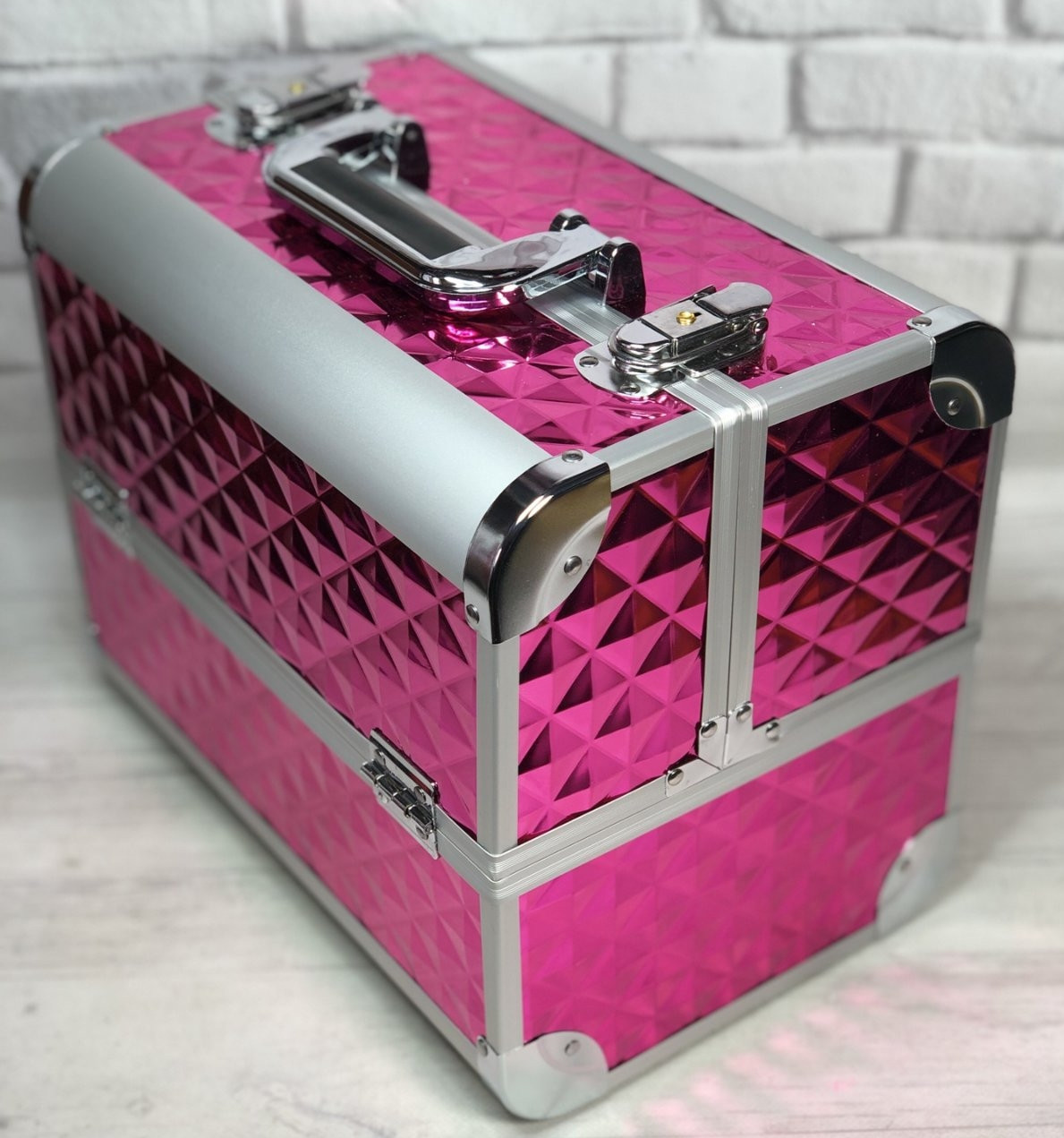 Б'юті кейс алюмінієва валіза з ключем малина куби ромб об'ємні