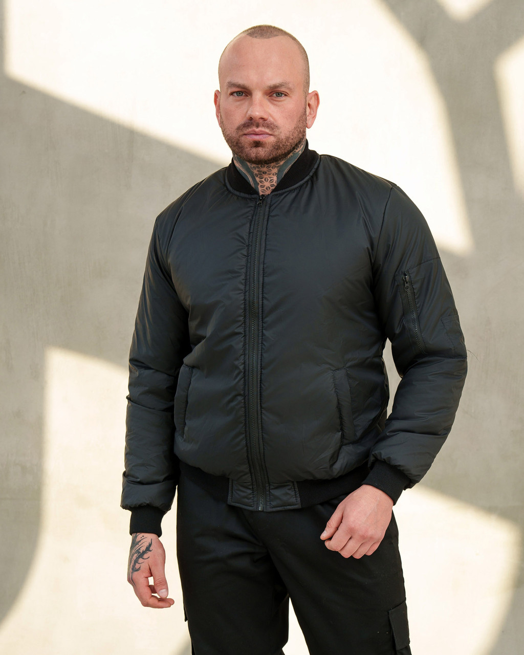 Чоловіча коротка куртка без капюшону бомбер однотонний чорний, фото 1