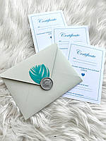 Подарункові сертифікати у конвертах із сургучним відтиском та пір’‎їнкою СІРИЙ