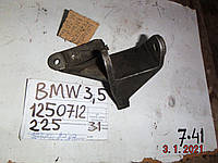 На BMW 5, 7 (E23, E24) 730 M30 кронштейн генератора 1250712