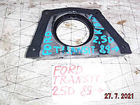 На Ford Transit 2,5D до 00 г. в. задняя крышка коленвала с сальником