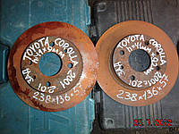 На TOYOTA Corolla 2001 г. в. задние тормозные диски в норме (USA)