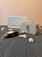 Женская сумка Marc Jacobs Small Camera Bag Dark Beige (бежевая) маленькая молодёжная стильная сумочка S90